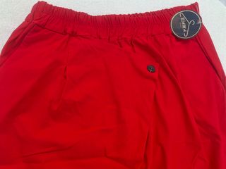 Pantalón rojo T46-48.  Medidas en descripción 