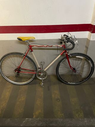 Bicicleta de paseo roja y blanca