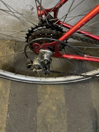 Bicicleta de paseo roja y blanca
