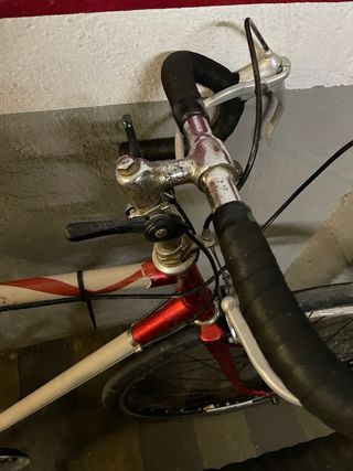 Bicicleta de paseo roja y blanca