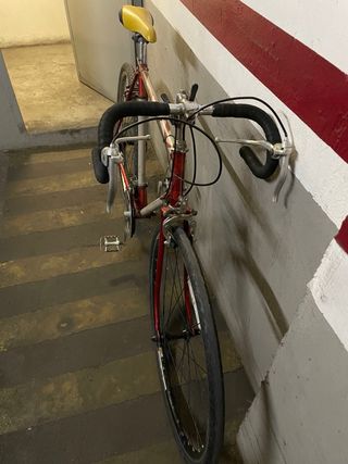 Bicicleta de paseo roja y blanca