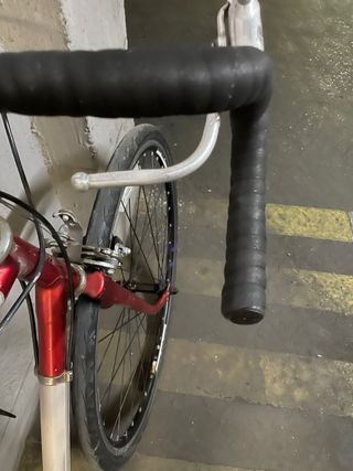 Bicicleta de paseo roja y blanca