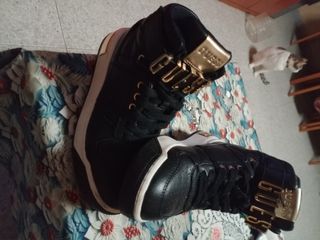 Botines Guess Negros y Dorados