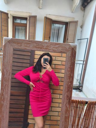 Abito fucsia con dettagli