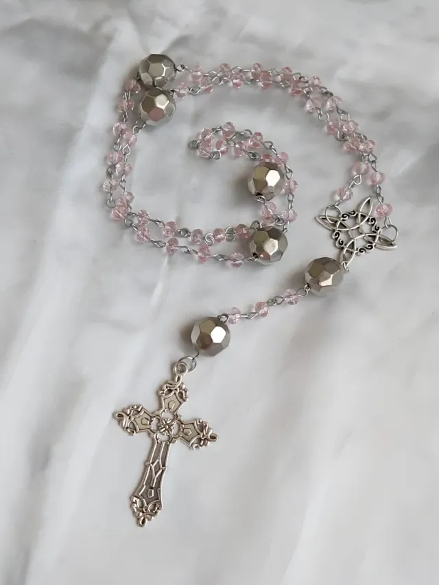 Collana con croce e perle rosa