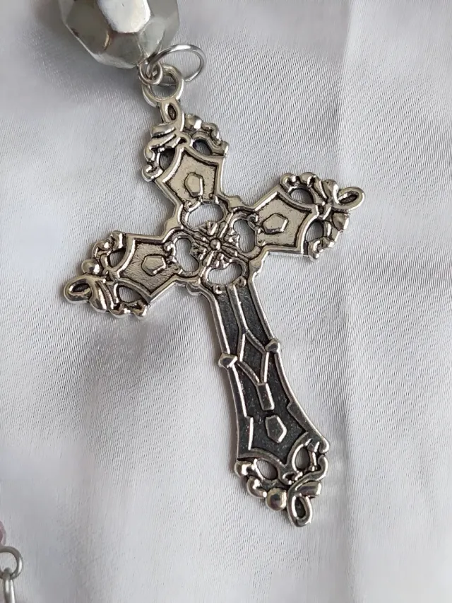 Collana con croce e perle rosa