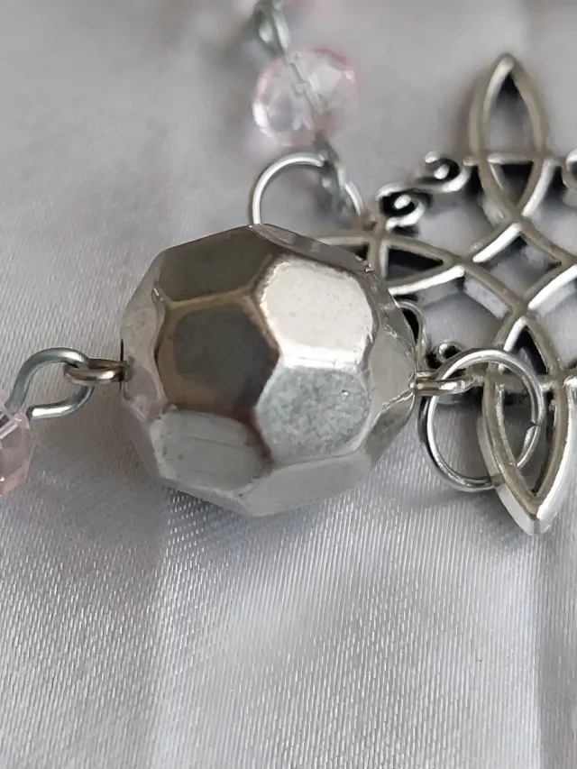 Collana con croce e perle rosa