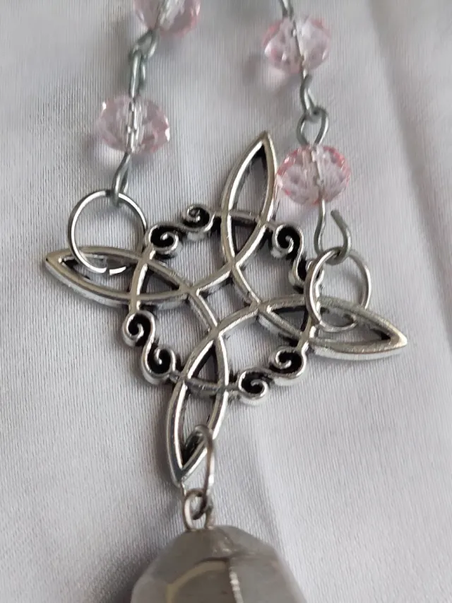 Collana con croce e perle rosa