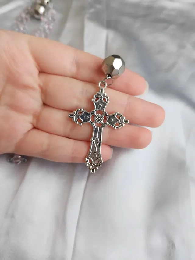 Collana con croce e perle rosa