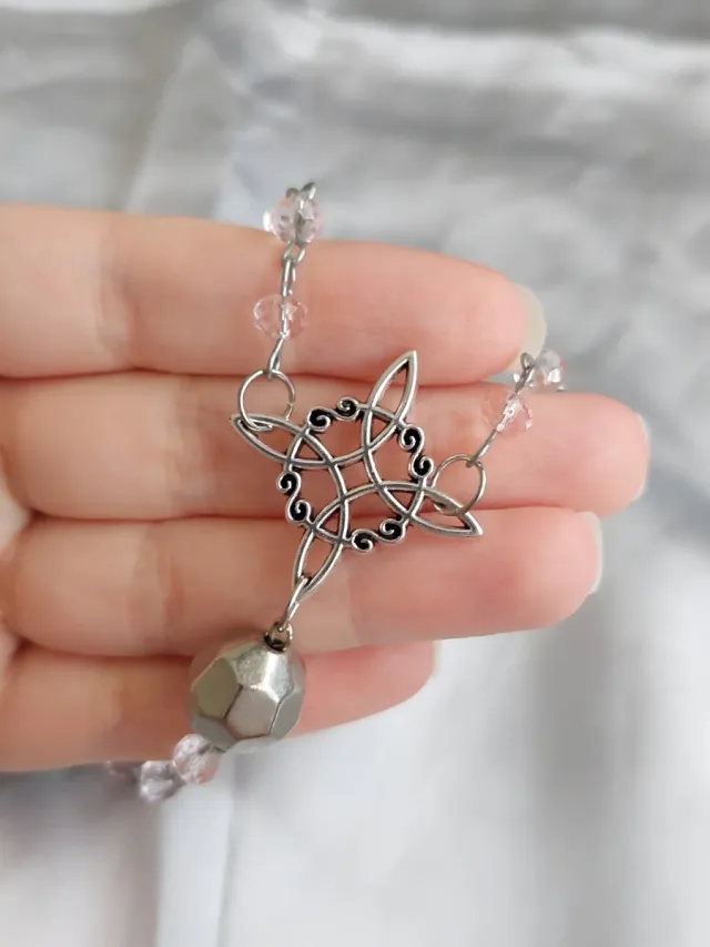 Collana con croce e perle rosa