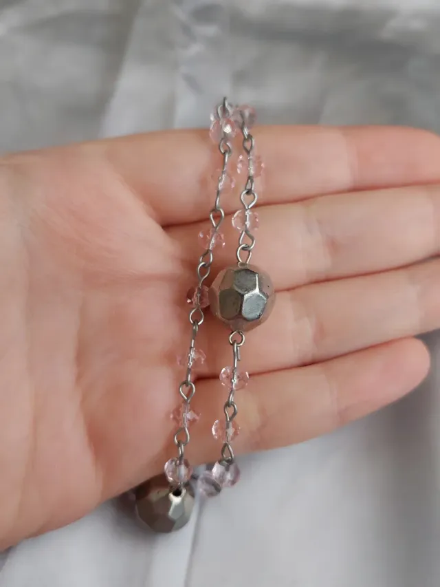 Collana con croce e perle rosa