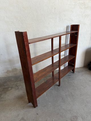 Estantería de madera marrón