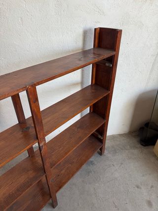 Estantería de madera marrón
