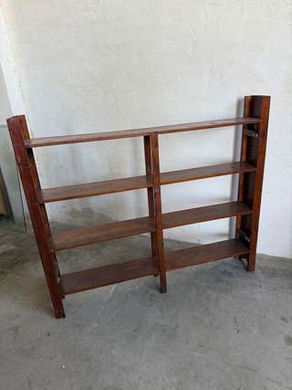 Estantería de madera marrón