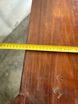 Estantería de madera marrón