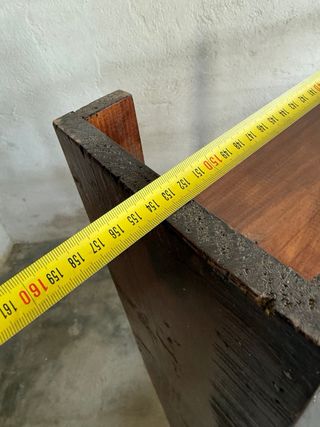 Estantería de madera marrón