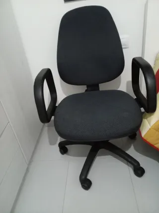 Silla de oficina negrya con ruedas