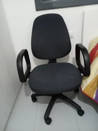 Silla de oficina negrya con ruedas
