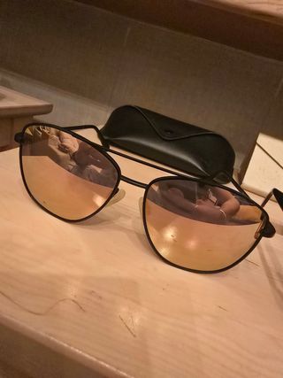 Gafas de sol aviador y gafas cuadradas