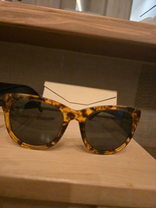 Gafas de sol aviador y gafas cuadradas