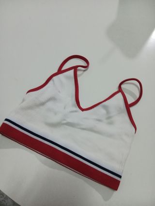 Top deportivo blanco con ribetes rojos