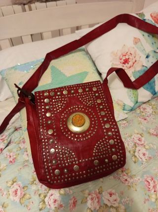 Bolso artesano cuero tachuelas y detalle dorado