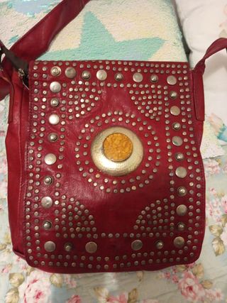 Bolso artesano cuero tachuelas y detalle dorado