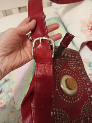Bolso artesano cuero tachuelas y detalle dorado