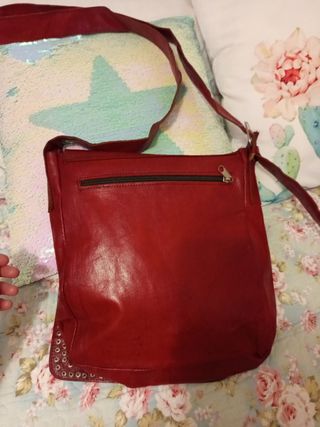 Bolso artesano cuero tachuelas y detalle dorado