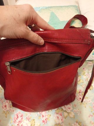 Bolso artesano cuero tachuelas y detalle dorado