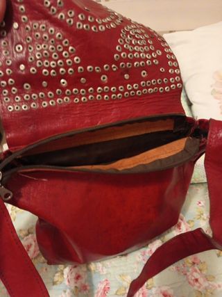 Bolso artesano cuero tachuelas y detalle dorado