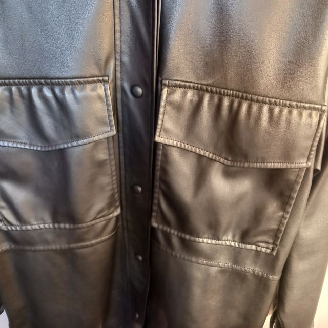 Sobrecamisa Zara Negra efecto piel