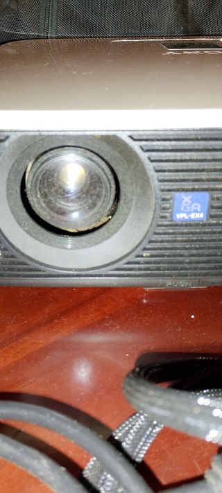 Proyector Sony con Funda Negra y Cables