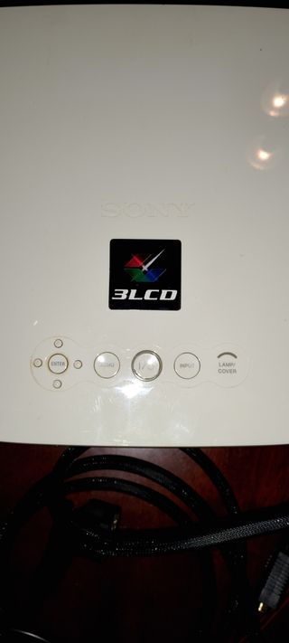 Proyector Sony con Funda Negra y Cables