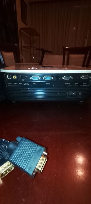Proyector Sony con Funda Negra y Cables