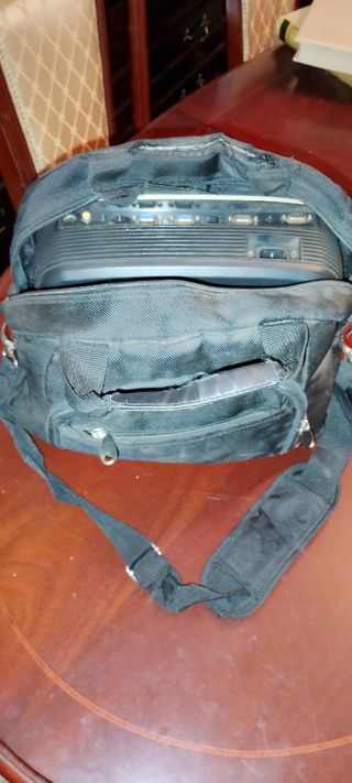 Proyector Sony con Funda Negra y Cables