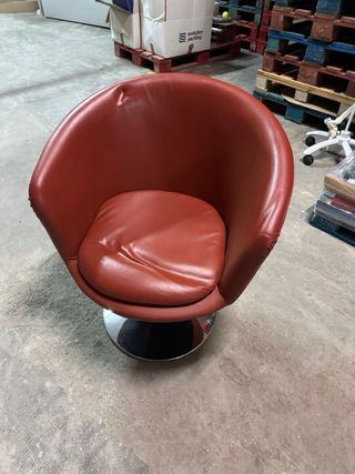 Sillón giratorio de piel rojo y metal