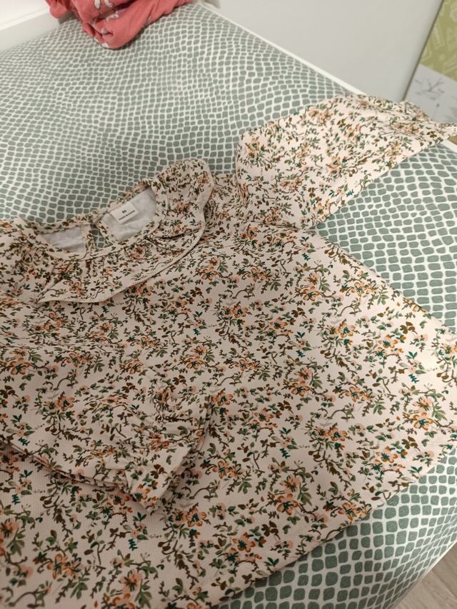 Camisa floral con cuello volante