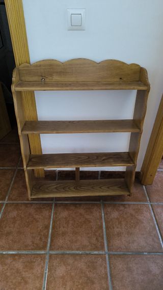 Estantería de madera rústica