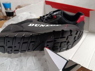 Zapatos de seguridad Dunlop negros y rojos