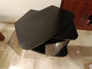 Mesa TV color negro, puertas frontales  de cristal