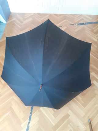 Paraguas de tela antiguo