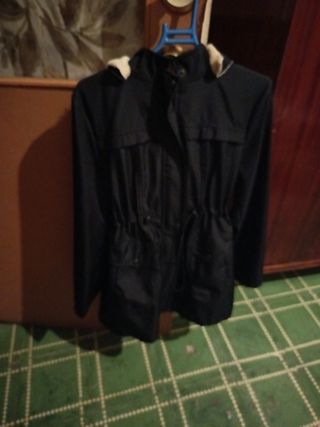 Chaqueta negra con capucha