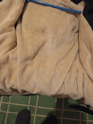 Chaqueta negra con capucha