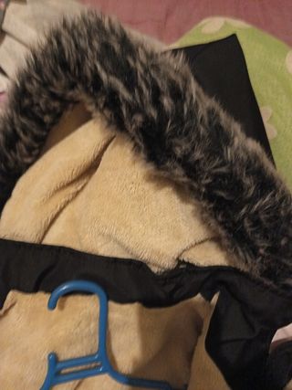 Chaqueta negra con capucha