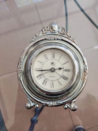 Reloj de sobremesa plata