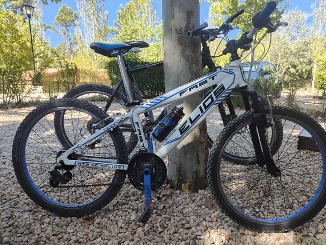 Bicicleta infantil blanca y azul