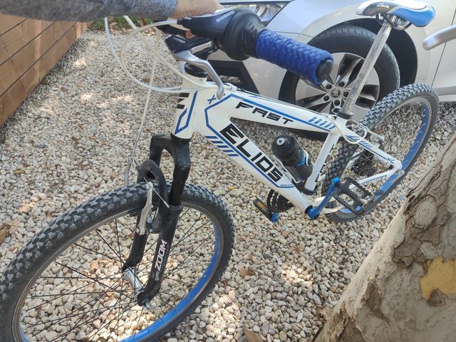 Bicicleta infantil blanca y azul