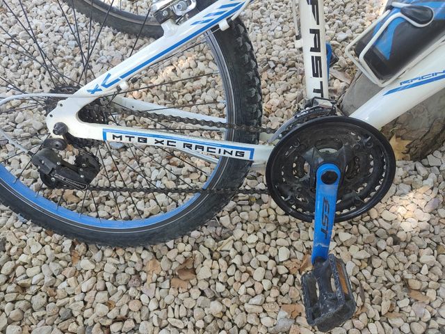 Bicicleta infantil blanca y azul