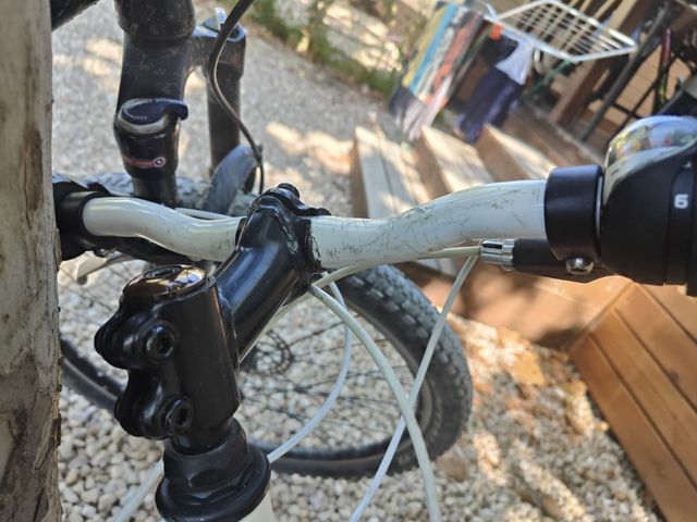 Bicicleta infantil blanca y azul